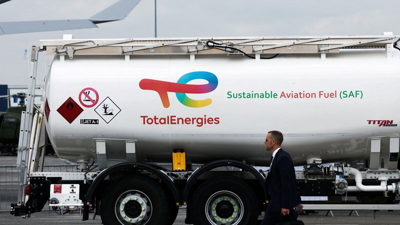 Fotografija: Danes sintetična goriva pokrivajo le približno odstotek potreb po gorivu v letalski industriji, pričakovanja pa so velika. FOTO: Benoit Tessier/Reuters