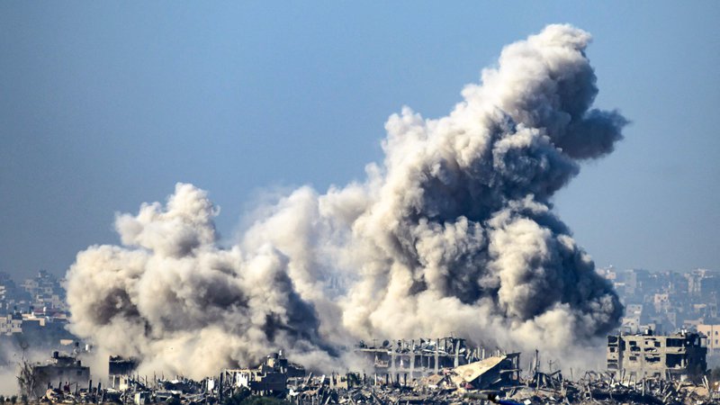 Fotografija: Kmalu po propadu pogovorov o najnovejšem podaljšanju premirja so na širšem območju Gaze znova začele odmevati eksplozije, nebo pa so zakrili gosti oblaki dima. FOTO: John Macdougall/AFP