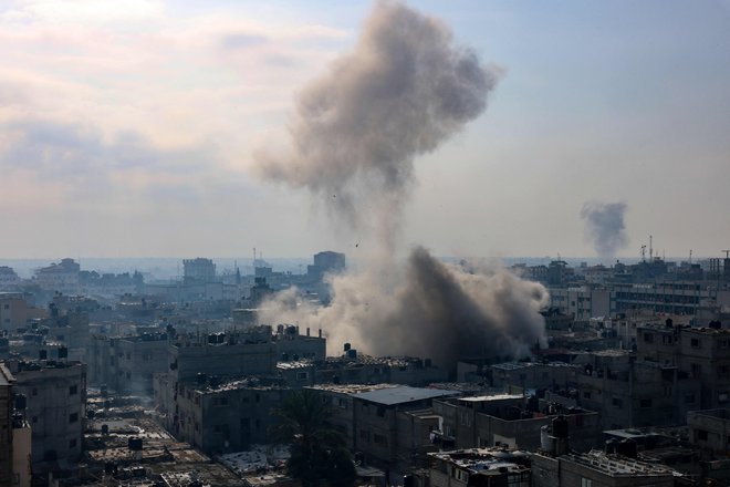 V ponovnih izraelskih napadih ubitih najmanj 109 ljudi, več sto ljudi je bilo ranjenih. FOTO: Said Khatib/AFP