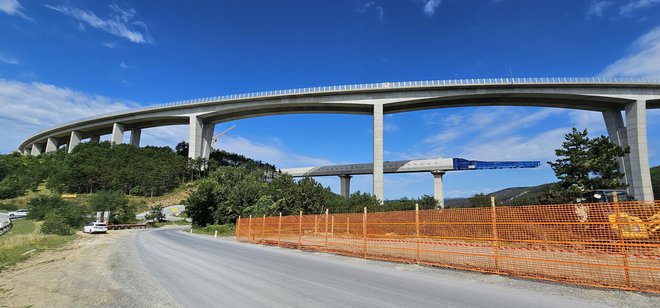 Tako se kaže viadukt Gabrovica v ozadju in pod viaduktom Črni Kal. FOTO: Boris Šuligoj
