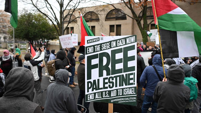 Fotografija: Tudi včeraj so se pred izraelskim veleposlaništvom v Washingtonu zbrali številni protestniki, ki podpirajo ­Palestince. Foto Mandel Ngan/AFP