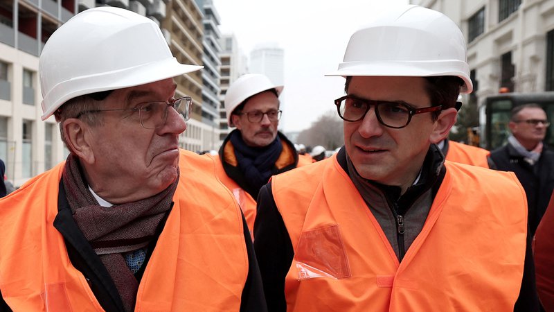 Fotografija: Thomas Bach in Mathieu Hanotin, župan St. Denisa, kjer bo med v Parizu 2024 olimpijska vas, sta si temeljito ogledala njeno gradbišče. FOTO: Franck Fife/Reuters
