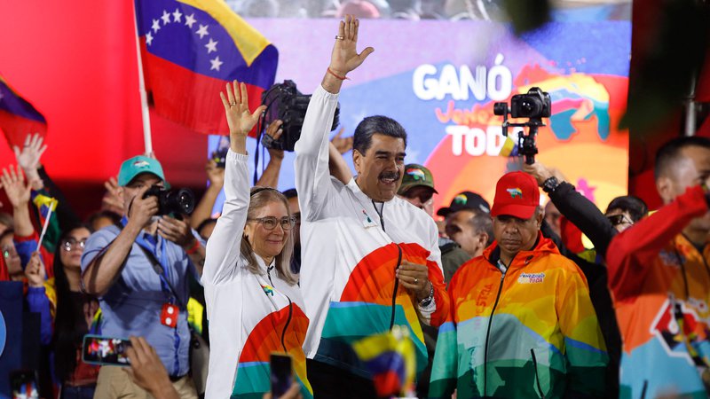 Fotografija: Vlada predsednika Venezuele Nicolasa Madura je v nedeljo razglasila zmago na posvetovalnem referendumu o priključitvi z nafto bogate pokrajine Essequibo, ki pripada Gvajani in o kateri Caracas trdi, da mu je bila nezakonito odvzeta pred več kot sto leti. FOTO: Pedro Rances Mattey/AFP
