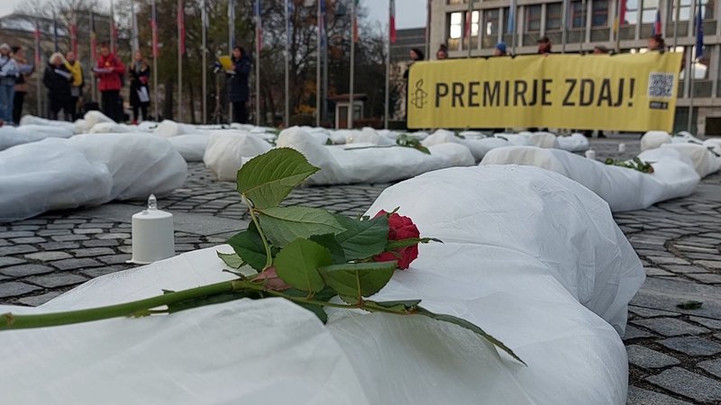 Fotografija: Glasen ne vojnim zločinom in trpljenju na solidarnostni akciji v Ljubljani. FOTO: Črt Piksi