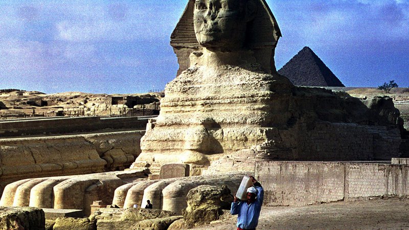 Fotografija: Sfinga je varuhinja piramid, manifestacija sončnega boga. FOTO: Mona Morsey/Reuters Pictures