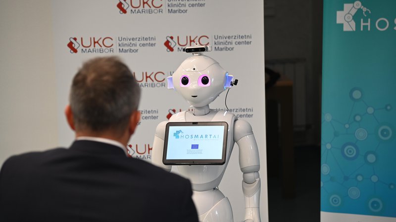 Fotografija: Slovenija razvija prvega humanoidnega robota za delo v medicini. Projekt poteka v UKC Maribor, vodi ga Fakulteta za elektrotehniko, računalništvo in informatiko Univerze v Mariboru v sodelovanju s Filozofsko fakulteto Univerze v Mariboru. Foto UKC Maribor