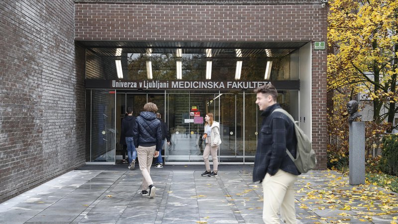 Fotografija: Medicinska fakulteta je odstopila od mediacije z UKC in zagrozila, da bodo 15. decembra zanje nehali izvajati storitve. FOTO: Leon Vidic/Delo