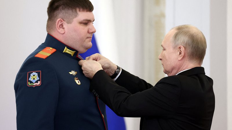 Fotografija: Ruski predsednik je novico sporočil po tem, ko je vojnim veteranom podelil najvišje rusko vojaško odlikovanje, zlato zvezdo Heroj Rusije FOTO: Sputnik/ Reuters