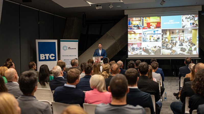 Fotografija: Mark Kalin, direktor ABC Acceleratorja, poudarja, da so pomemben del slovenskega in širšega regijskega startup ekosistema, v portfelju pa imajo 45 aktivnih zagonskih podjetij. FOTO: Arhiv ABC Accelerator