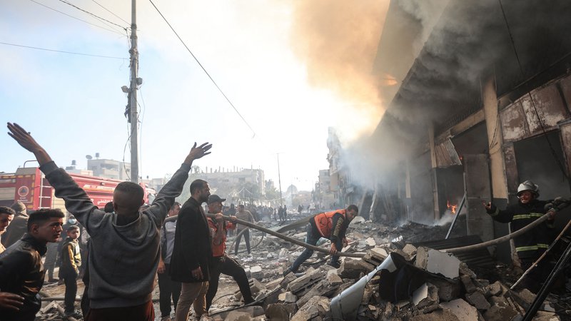 Fotografija: V izraelskih povračilnih napadih je bilo medtem v Gazi ubitih več kot 17.500 ljudi. FOTO: AFP