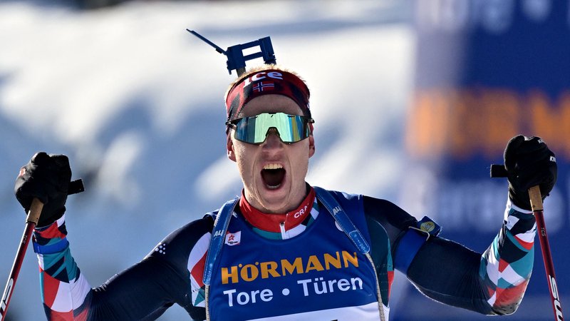 Fotografija: Johannes Thingnes Bø se je veselil zmage. FOTO: Joe Klamar/AFP