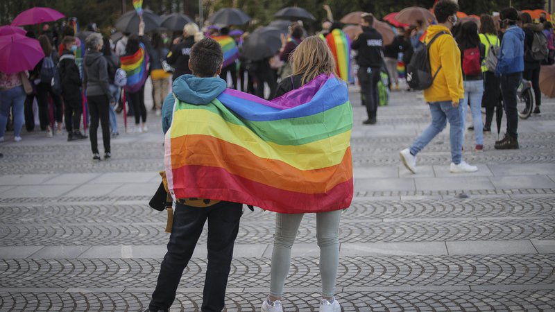 Fotografija: Začetek 39. festivala LGBT filma v Ljubljani je pospremil incident. Skupina mladih je iznad vhoda v Kinodvor strgala mavrično zastavo in jo zažgala. Fotografija je simbolična. FOTO: Jože Suhadolnik/Delo