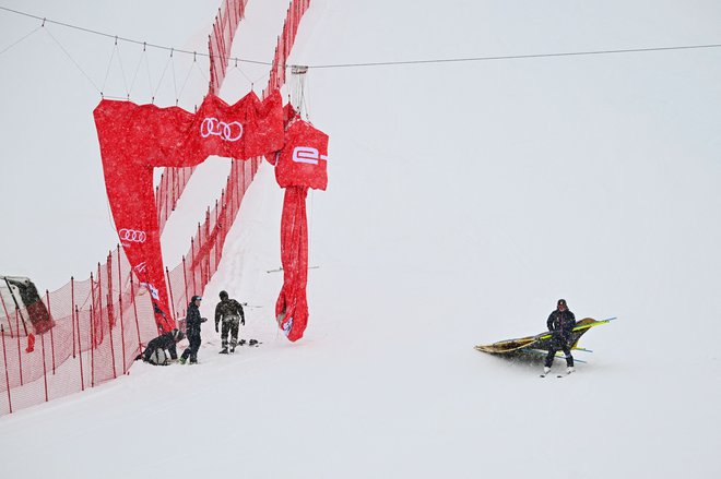 Kmalu po odpovedi so začeli delavci pospravljati ciljno areno v St. Moritz. FOTO: Fabrice Coffrini/AFP