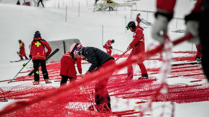Fotografija: Najboljši smučarji so ostali tudi brez slaloma v Val d'Iseru. FOTO: Jeff Pachoud/AFP