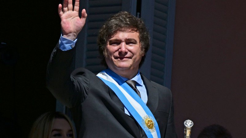 Fotografija: Večine argentinskih volivcev ni motilo, da je Milei napovedal odpravo nacionalne valute peso in uvedbo ameriškega dolarja. FOTO: Pablo Porciuncula/AFP