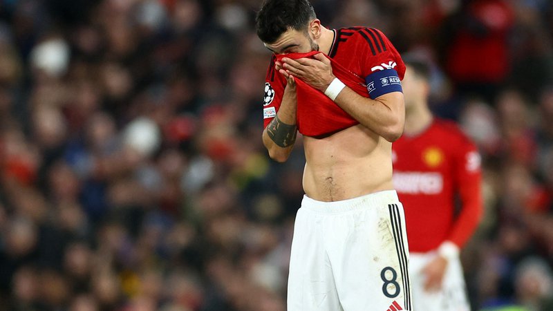 Fotografija: Kapetan Bruno Fernandes je bil po koncu tekme razočaran, izpad Uniteda v skupinskem delu je zelo slaba novica za rdeče vrage. FOTO: Carl Recine/Reuters