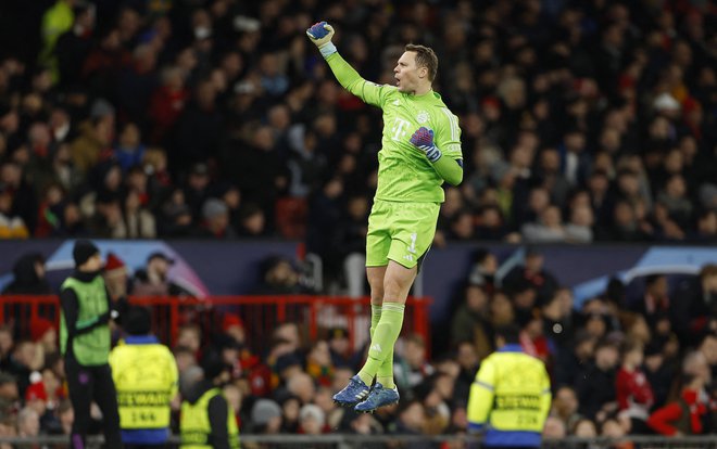 Manuel Neuer se je razveselil zmage na kultnem štadionu v Manchestru. FOTO: Jason Cairnduff/Reuters