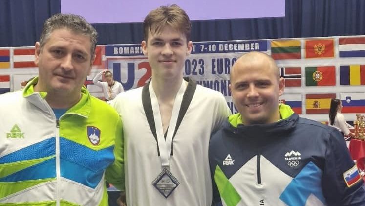 Fotografija: S pohvalami na račun evropskega podprvaka Luke Raškoviča (na sredini) nista skoparila reprezentančna trenerja Dragan Zarić (levo) in Jure Pantar (desno), ki so ga izbrali za najboljšega trenerja na tekmovanju v Bukarešti. FOTO: TZS