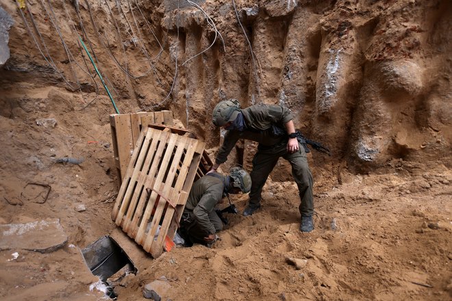 Izraelska vojska je 22. novembra med kopensko operacijo raziskovala podzemlje pod bolnišnico Al Šifa. FOTO: Ronen Zvulun/Reuters