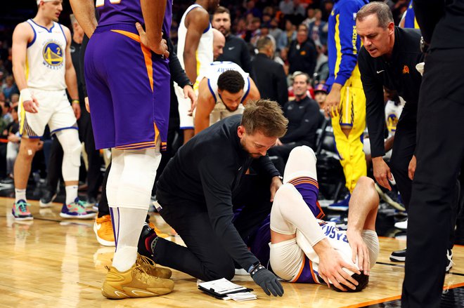 Jusuf Nurkić je po udarcu obležal na tleh. FOTO: Mark J. Rebilas/USA Today