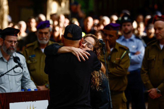 Starša izraelskega vojaka majorja Bena Shellyja, ubitega med kopensko operacijo v Gazi, na njegovem progrebu v Kidrionu v Izraelu. FOTO: Clodagh Kilcoyne/Reuters