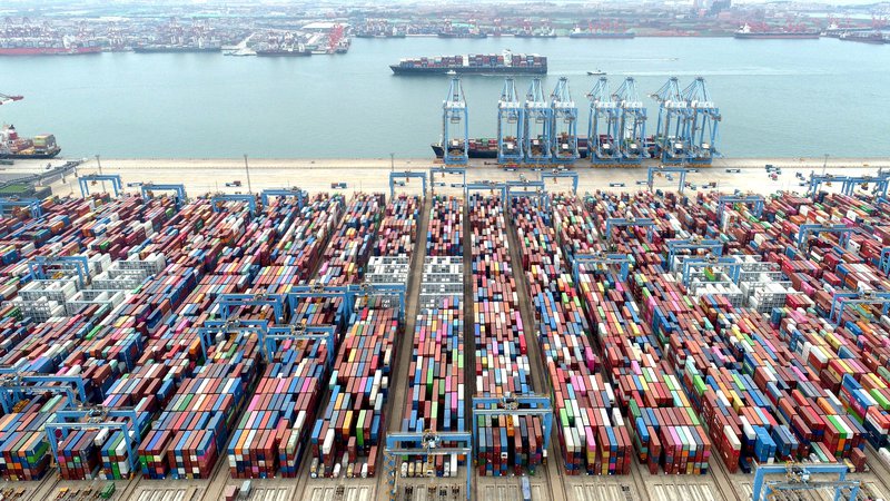 Fotografija: Čedalje več okoljskih zahtev v pristaniščih v Evropi povzroča, da tudi na Kitajsko plujejo ladje z oblikami pogona, ki povzročajo manj izpustov škodljivih plinov. FOTO: Reuters
