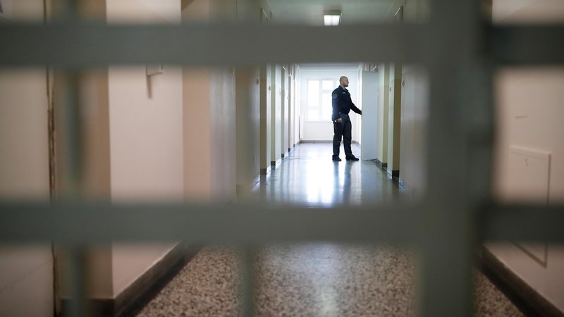 Fotografija: Pravosodni policisti v zaporu na Dobu. Fotografija je simbolična. FOTO: Uroš Hočevar