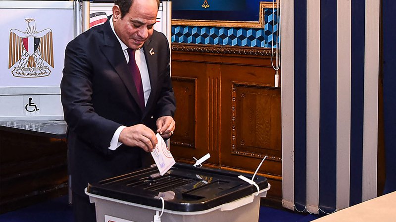 Fotografija: Da bo Sisi že tretjič zapored zmagal na egiptovskih predsedniških volitvah je bilo znano vnaprej. In to ne le zato, ker v »konkurenci« ni bilo niti enega protikandidata, ki bi zanj pomenil vsaj manjšo grožnjo. FOTO: Afp