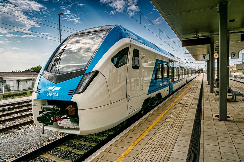 Fotografija: Slovenske železnice izvajajo javni promet z več kot 500 vlaki dnevno. FOTO: Slovenske železnice