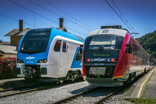 Zaradi infrastrukturnih omejitev so organizirani nadomestni prevozi za nekatere vlake. FOTO: Slovenske železnice