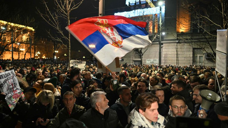 Fotografija: Srbska opozicija zaradi številnih nepravilnosti zahteva razveljavitev volitev v prestolnici, zaradi česar so bili v ponedeljek v Beogradu množični protesti. Foto Andrej Isaković/AFP