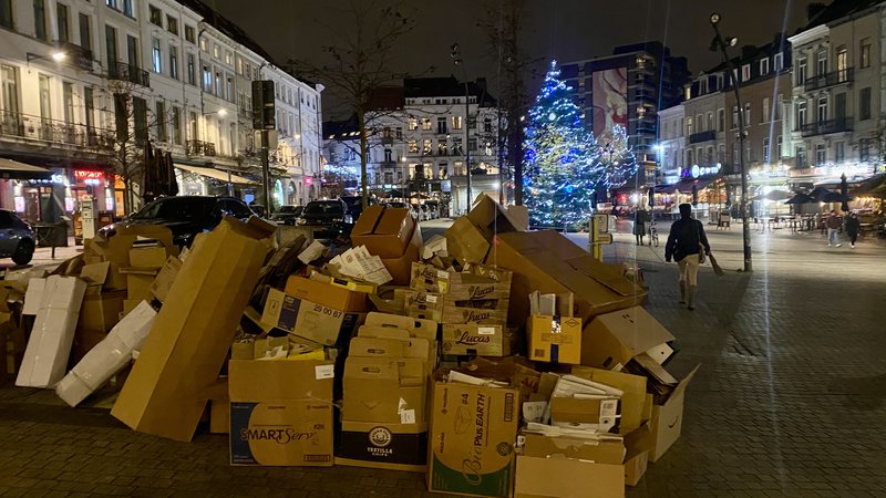 Fotografija: V dneh okoli božiča se Bruselj izprazni, smeti pa ostajajo.