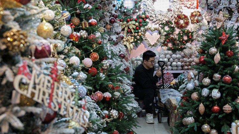 Fotografija: Kupi umetnih jelk v kitajskih trgovinah pričajo o čedalje manjšem zanimanju zahodnih držav za kitajske božične okraske. FOTO: Tingshu Wang/Reuters