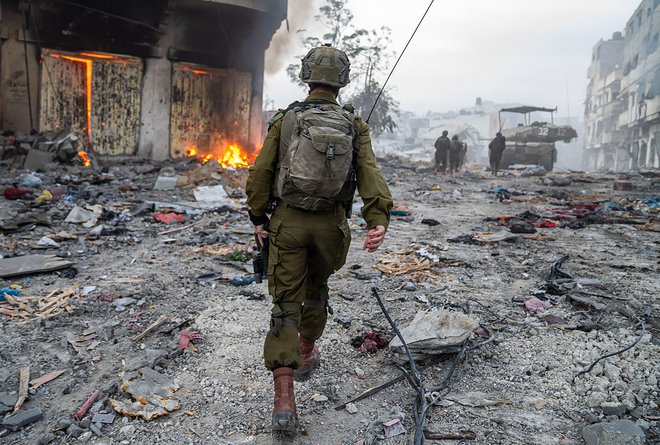 Izraelski vojak v Gazi. FOTO: Afp