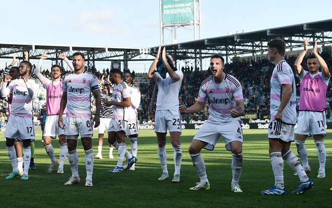 Nogometaši Juventusa so proslavili zmago proti Frosinoneju. FOTO: Jennifer Lorenzini/Reuters