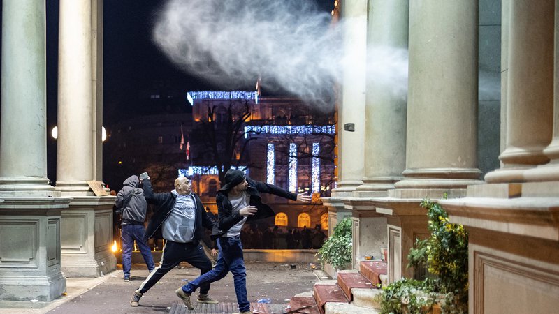 Fotografija: Po večurnih protestih je okrog 22. ure posredovala policija in razgnala protestnike. FOTO: Marko Djurica/Reuters