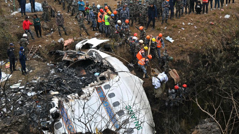 Fotografija: Nesreči sta botrovala tudi preobremenjenost pilotov in njuno pomanjkljivo usposabljanje. FOTO: Prakash Mathema/AFP