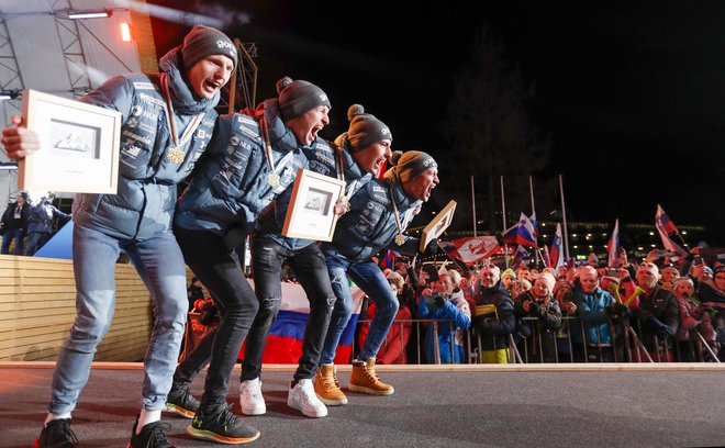 Anže Lanišek, Timi Zajc, Lovro Kos in Žiga Jelar med podelitvijo kolajn za zmago na ekipni tekmi na veliki skakalnici v Planici. FOTO: Matej Družnik