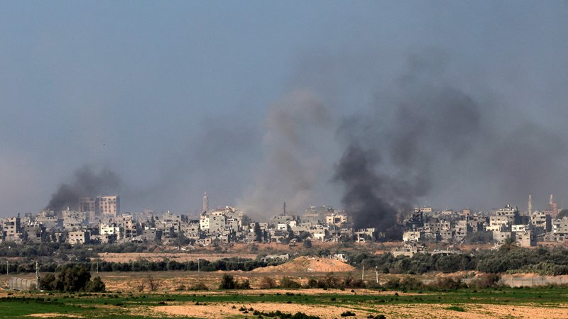 Fotografija: Dim nad osrednjo Gazo po novih današnjih napadih izraelske vojske. FOTO: Menahem Kahana/AFP