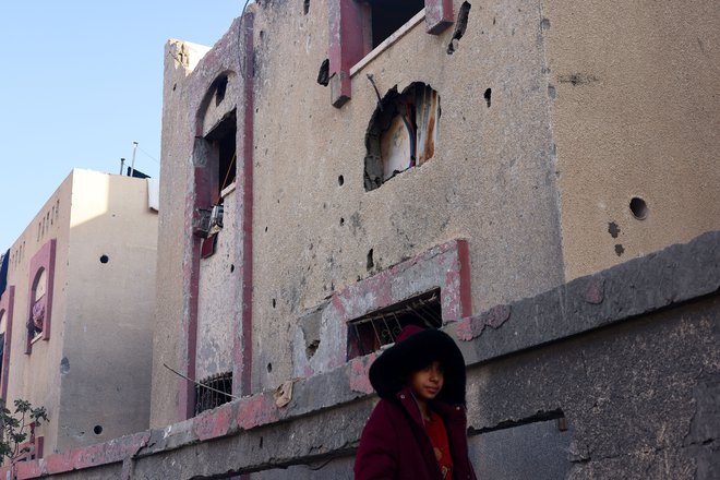 V južnem delu območja Gaze je tudi veliko razseljenih, stavbe pa poškodovane. FOTO: Saleh Salem/Reuters