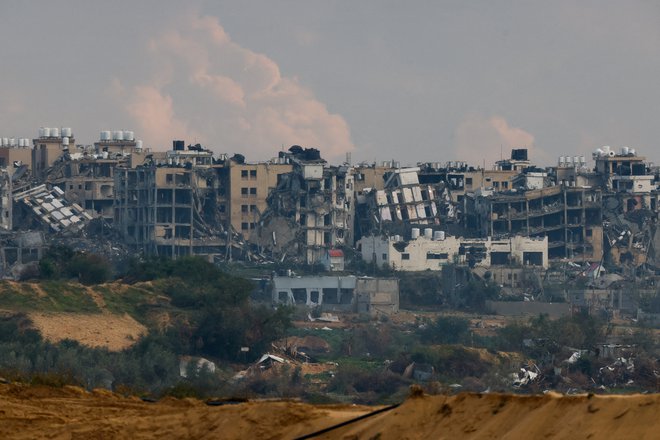 Izraelske sile so po zadnjih podatkih ministrstva za zdravje v Gazi pobile najmanj 22.185 ljudi, večinoma žensk in otrok. FOTO: Amir Cohen/Reuters