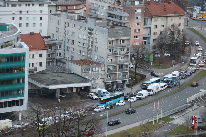 Gneča na cesti zaradi zapore Dunajske. FOTO: Jože Suhadolnik/Delo
