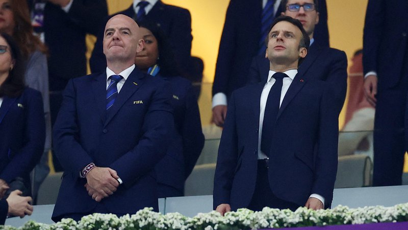 Fotografija: Predsednik Fife Gianni Infantino in francoski predsednik Emmanuel Macron. FOTO: Kai Pfaffenbach/Reuters