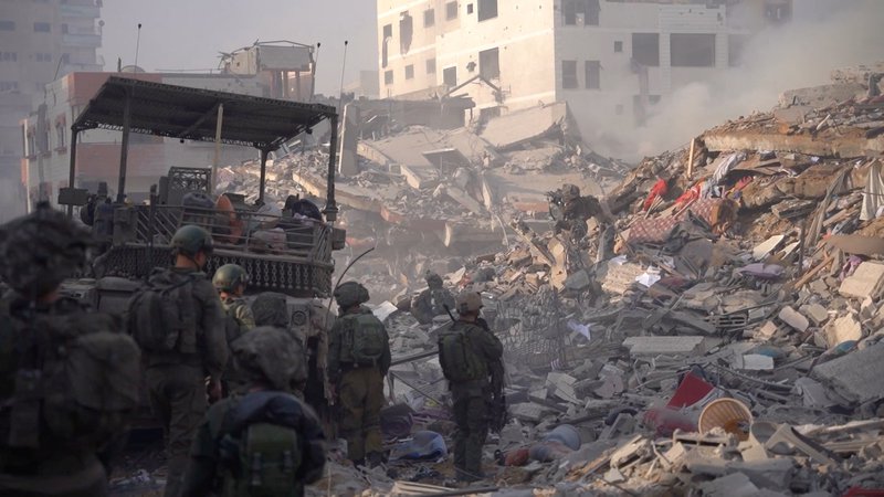 Fotografija: Od začetka vojne v Gazi pred skoraj tremi meseci je po navedbah zdravstvenih oblasti v Gazi umrlo že 22.313 Palestincev, več kot 57.000 jih je bilo ranjenih. FOTO: Reuters