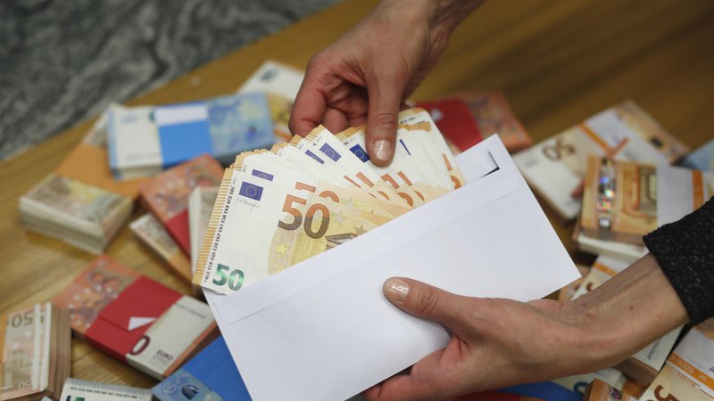 Fotografija: Slovenci imamo v denarju več kot 26 milijard evrov prihrankov. Foto: Leon Vidic