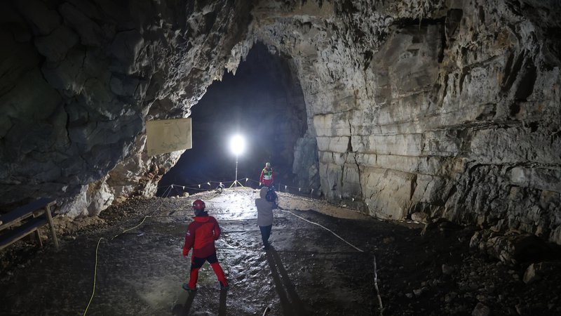 Fotografija: V jamo se steka tudi voda iz Hrvaške, kjer so trenutno še aktivne padavine. FOTO: Dejan Javornik/Slovenske novice
