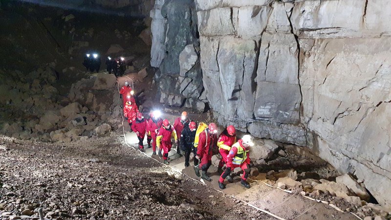Fotografija: Počasi rešeni prihajajo iz jame. FOTO: Damijan Šinigoj