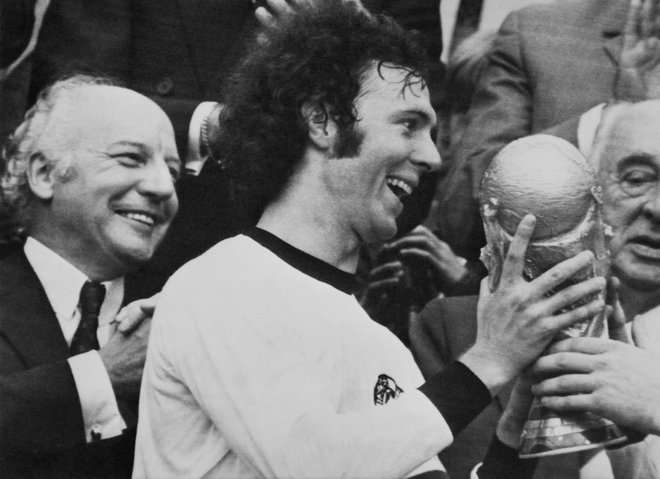 Beckenbauer je leta 1974 proslavil naslov svetovnega prvaka v domačem Münchnu. FOTO: AFP