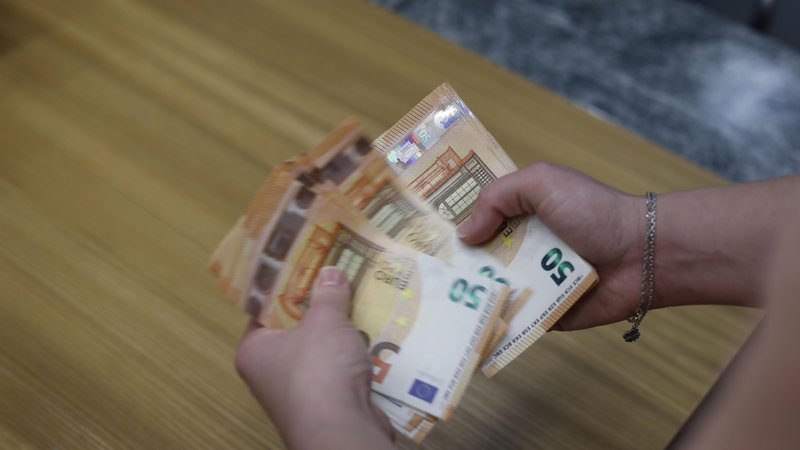 Fotografija: Obresti, skupaj z obrestmi iz denarnih depozitov, ne bodo obdavčene do višine tisoč evrov. FOTO: Leon Vidic/Delo