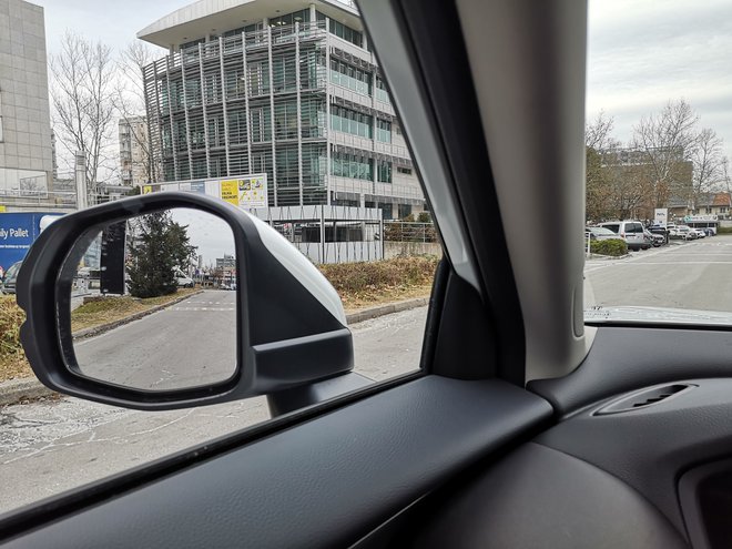 Tanek sprednji stebriček in nazaj pomaknjeno zunanje ogledalo precej izboljšata voznikovo vidljivost. FOTO: Gregor Pucelj